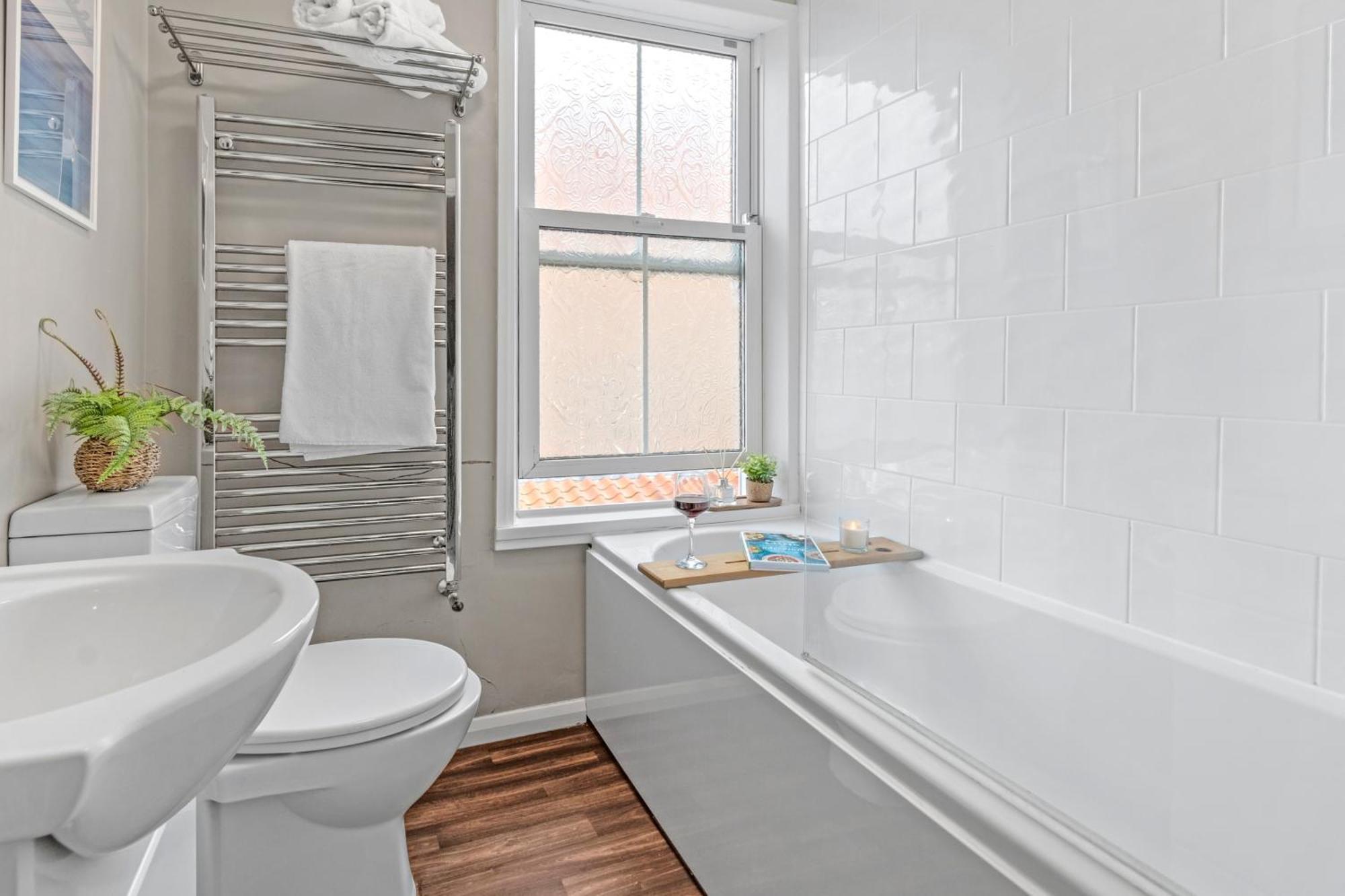 Adventure House - Whitby Villa ภายนอก รูปภาพ